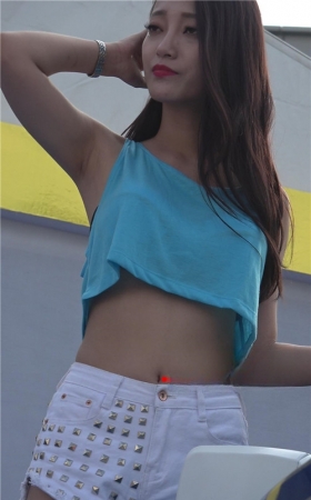蓝衣白裤小姐姐