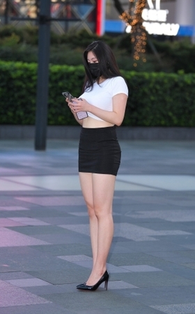 高跟鞋短裙美女