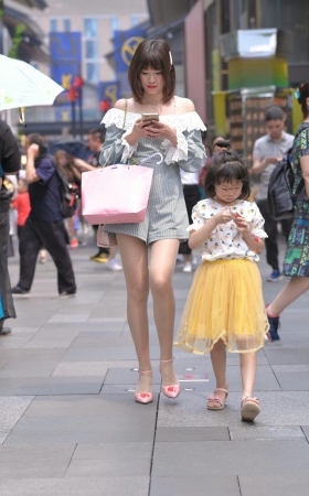街拍丝腿连体衣宝妈 [20P]