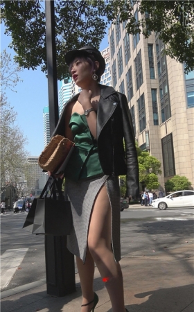 短发开叉裙吸烟妹子