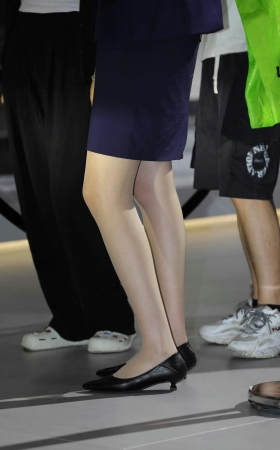 尊界眼镜轻熟销售顾问肉丝美腿高跟 11P