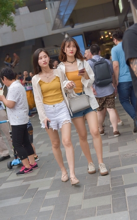 甜美的裸腿小姐姐