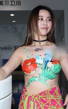 彩绘美女身材不错哟 [23P]