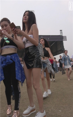 漂亮的小皮裙开叉美女