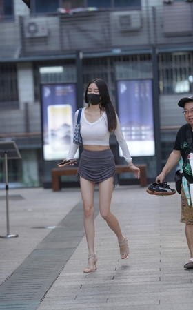 街拍漂亮的长腿细腰美女