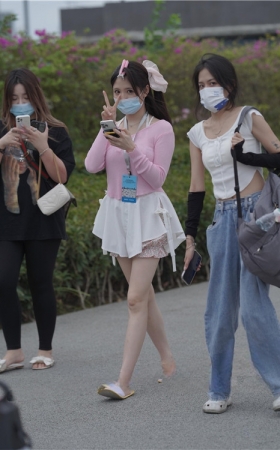 可爱的粉衣小美女(43P)