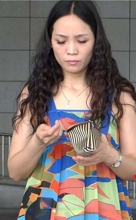 金色尖嘴高跟鞋少妇的玉足绝对纤细修长