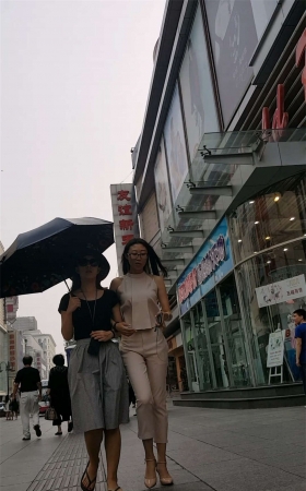 高挑身材紧裤显内痕少妇