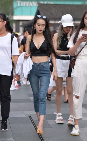 性感低胸露腰紧牛小姐姐 [20P]