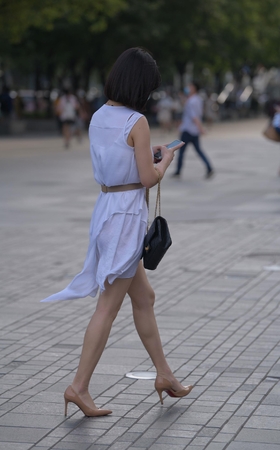 白裙短发美女