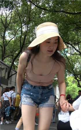 蓝色热裤美妇