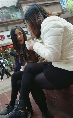 4k-黑丝美腿姐妹花花坛边休息聊天