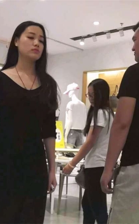 很性感漂亮的靓妹在换鞋