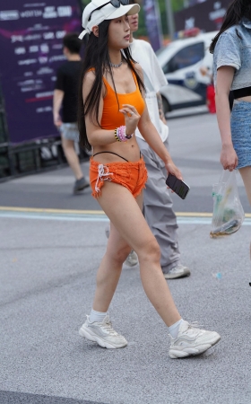 夏日清凉橙色超短热裤美眉 [16P]