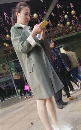 4k-街拍低头玩手机的美腿肉丝袜高挑女神