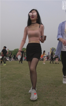 戴着墨镜的黑丝小姐姐