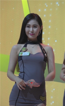 漂亮的连体裙美女