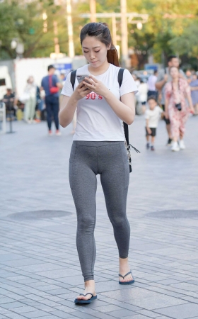 腼腆的紧身裤女女 [13P]