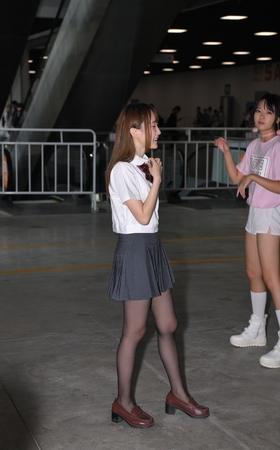 黑丝百褶裙学生妹跳舞