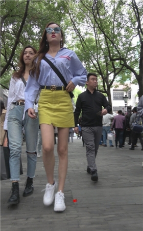 黄色短裙长腿小姐姐