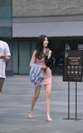 性感美腿短裙小姐姐