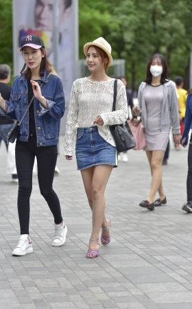 大沿帽美足牛仔裙美女