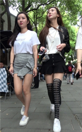 逛街的包臀裙美女