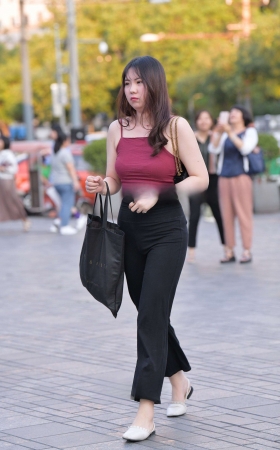 B98、傍晚邂逅紧身黑裤美女 [14P]