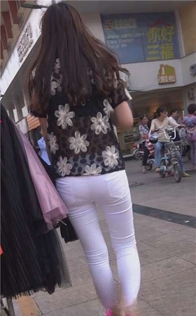 街拍极品紧身白裤女孩逛街，紧致得令人激动 [1.14 GB]
