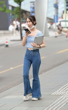 街拍喇叭牛仔裤美女 [25P]