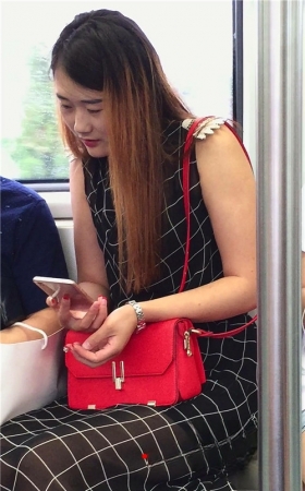 地铁上偶遇笑容甜美的长腿美眉