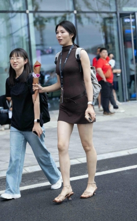 LB180-56P 成都车展-高挑气质美女主播下班 6P