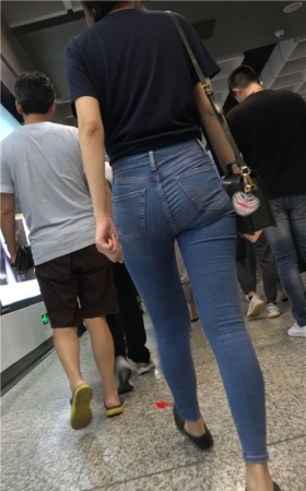 牛仔裤紧身美女