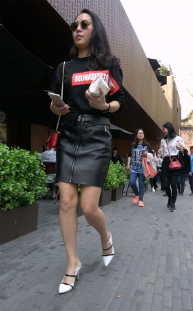 白色尖嘴高跟包臀皮裙墨镜街拍大美女