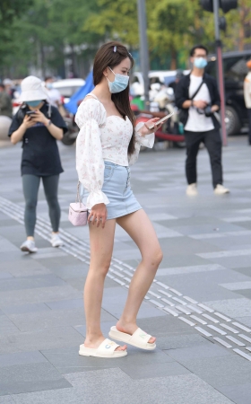 街拍小清新牛仔裙美女闺蜜 [24P]