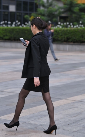 擦身而过的黑丝美女