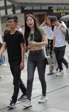 奶茶紧身牛仔妹