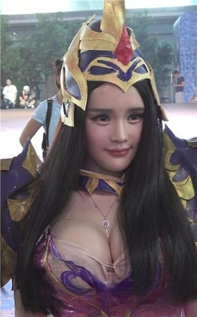 超级丰满小奶牛妹子，衣服不用别针扣起来就爆开啦。