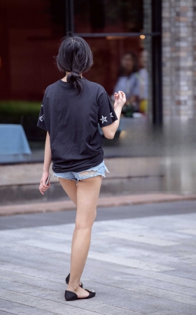 超短热裤妹子小露月牙 [18P]