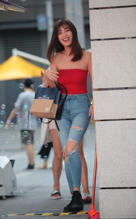 笑容灿烂的紧牛美女 [10P]