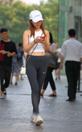 鸭舌帽，小背心，健美裤美眉 [24P]