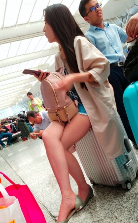 米色风衣美腿极品美女