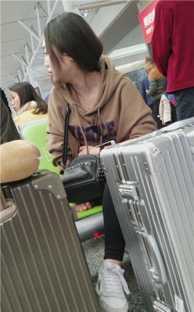 白嫩红唇美女