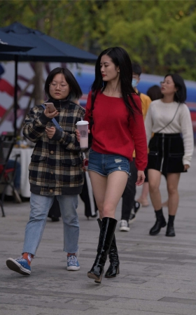 视觉冲击街拍作品 – 美腿热裤YY