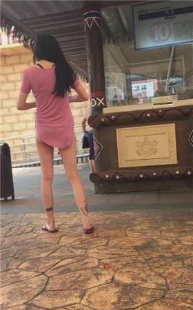 水上乐园里的小姐姐