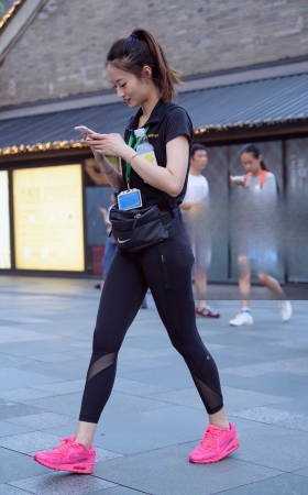 运动装美女修身显气质 [14P]