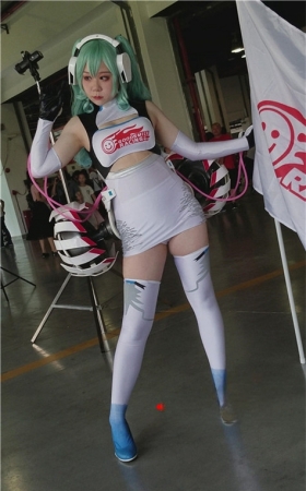 coplay白色包臀裙小姐姐
