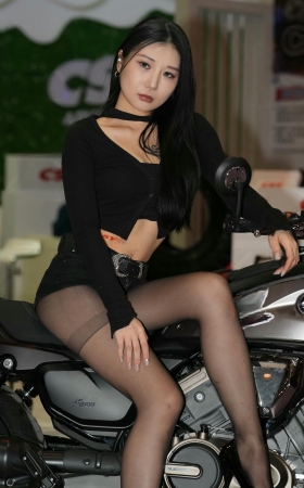 性感的黑色丝机车模特 [19P]
