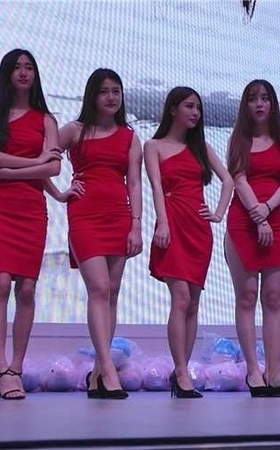 舞台上漂亮的红色连衣裙showgirl美女们