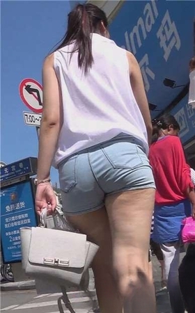 街拍高腰牛仔热裤苹果臀美眉 [661 MB]